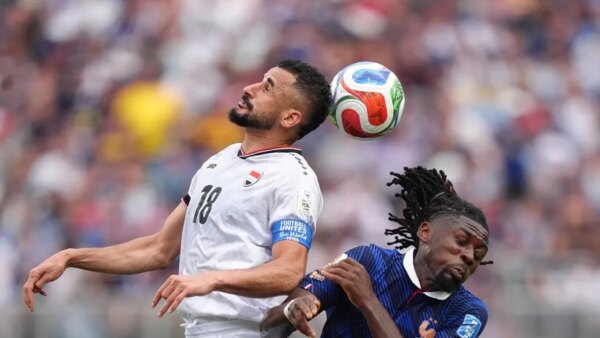 O atacante iraquiano Aymen Hussein sai do jogo contra a França com aparente lesão