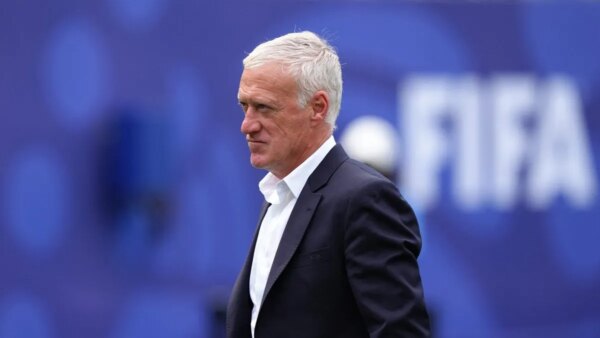 Didier Deschamps retorna à França após comparecer ao funeral da mãe