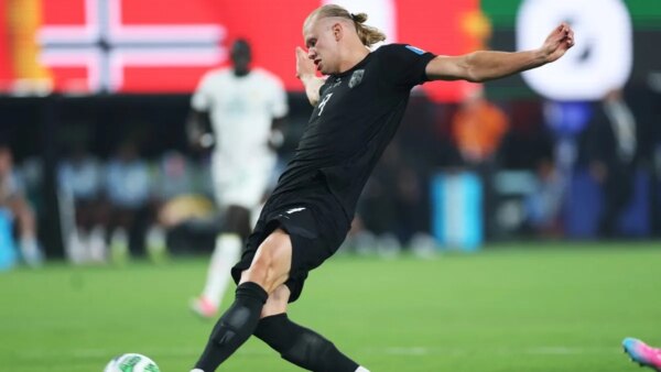 Erling Haaland leva a Noruega à frente do Senegal, nas oitavas de final