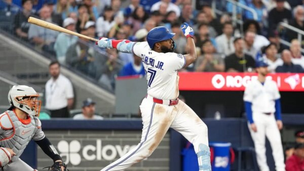 Kazuma Okamoto homenageia enquanto Blue Jays vence Astros para chegar a 0,500