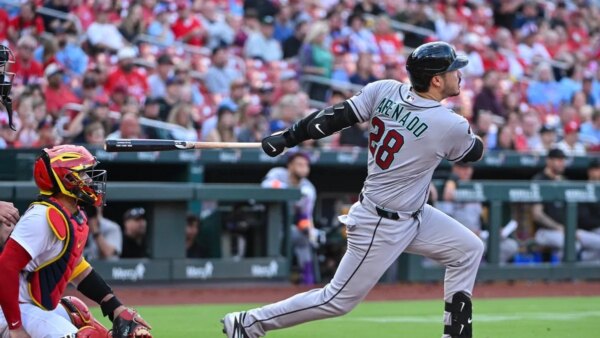 Nolan Arenado inicia o empurrão na 9ª entrada enquanto os D-backs derrotam os Cardinals