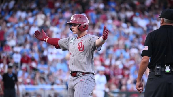 Oklahoma vence o 5º lugar da Carolina do Norte no jogo 3 para ganhar o título do MCWS