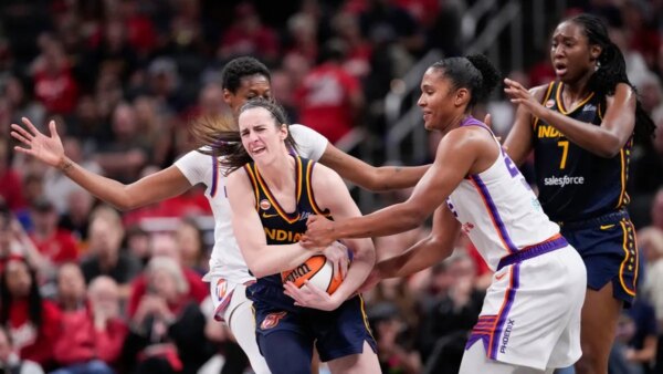 Relatório: WNBA não rescindirá a última falta técnica de Caitlin Clark
