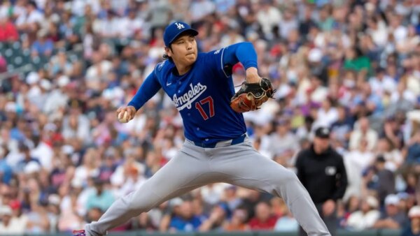 Shohei Ohtani entrega no monte, na base enquanto os Dodgers vencem os Twins