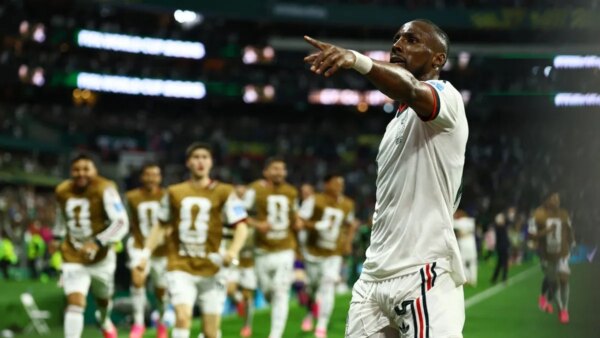 O gol de Julian Quinones ajuda o México a derrotar facilmente a República Tcheca