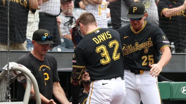 Henry Davis e Brandon Lowe impulsionam os Pirates a ultrapassar os Mariners