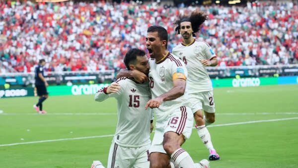 Espanha vence e termina na liderança do Grupo H e elimina o Uruguai