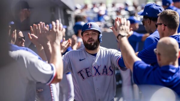Jake Burger tem um grande dia enquanto os Rangers continuam a sequência de vitórias contra os Blue Jays