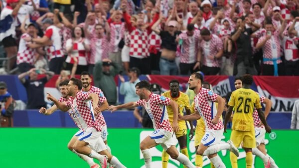 O cabeceamento tardio de Nikola Vlasic ajuda a Croácia a ultrapassar Gana e a garantir o segundo lugar no Grupo L