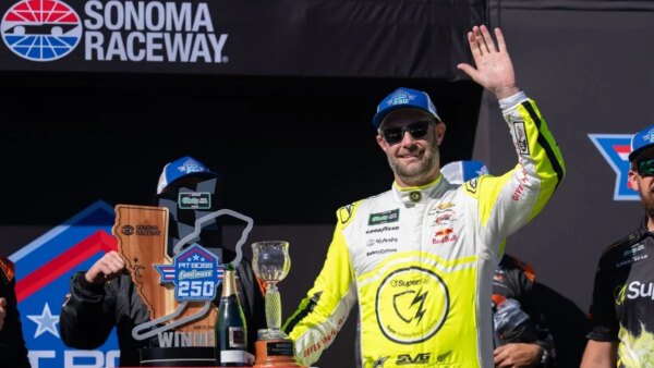 Shane van Gisbergen conquista o troféu final do percurso de estrada de 26 em Sonoma