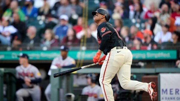 Rafael Devers homenageia duas vezes enquanto os Giants lançam uma derrota por 1 rebatida contra o Braves