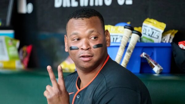 Rafael Devers, do Giants, esquenta antes da final contra o Braves
