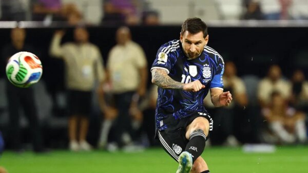 Lionel Messi faz mais história na Copa do Mundo com a Argentina vencendo a Jordânia
