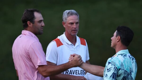 Viktor Hovland acerta a tacada do playoff, Scottie Scheffler, para levar o Travellers