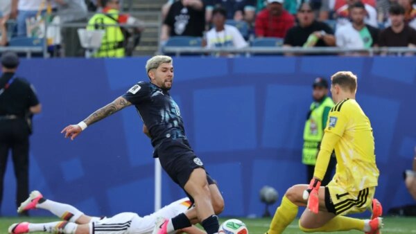 Julio Enciso sai lesionado após dar vantagem ao Paraguai sobre a Alemanha