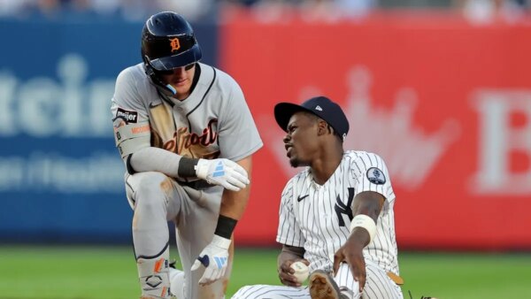 Yankees 2B Jazz Chisholm Jr. sai contra Tigers após colisão