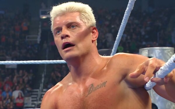 Cody Rhodes visivelmente arrasado após o término repentino da luta pelo campeonato WWE devido ao choque da contagem rápida