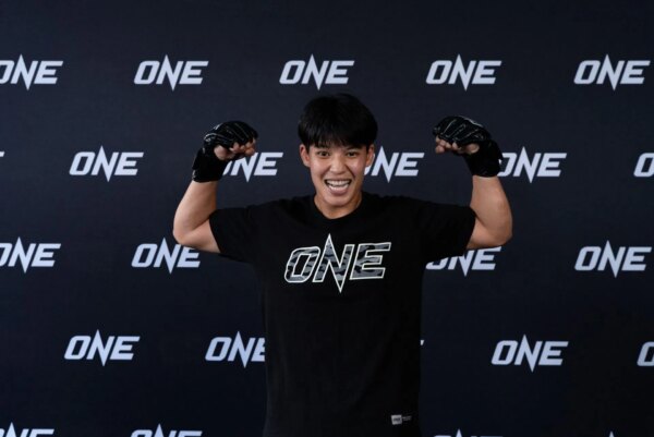 “Na verdade, eu adoraria tentar treinar MMA” – Phetjeeja traça seus futuros interesses no esporte cruzado, descartando um aumento de peso