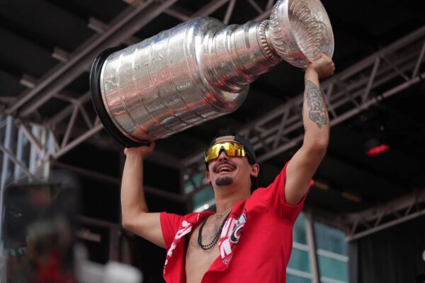 Os fãs da NHL ficaram divididos com a entrevista hilariante de Seth Jarvis no desfile da Stanley Cup