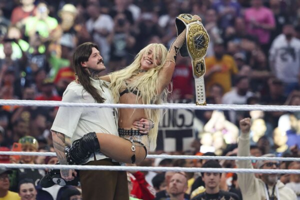 QUEBRANDO: Grande atualização depois que Liv Morgan sofre um susto de lesão antes das finais do Queen of the Ring