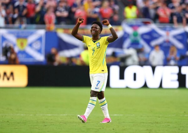 Vinicius Jr entra para a lista da elite brasileira da Copa do Mundo da FIFA depois de marcar no confronto contra a Escócia