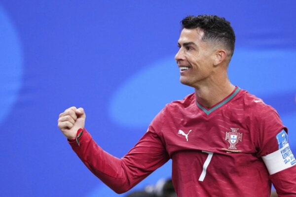 Que recordes Cristiano Ronaldo quebrou depois de marcar dois gols por Portugal na Copa do Mundo da FIFA contra o Uzbequistão?