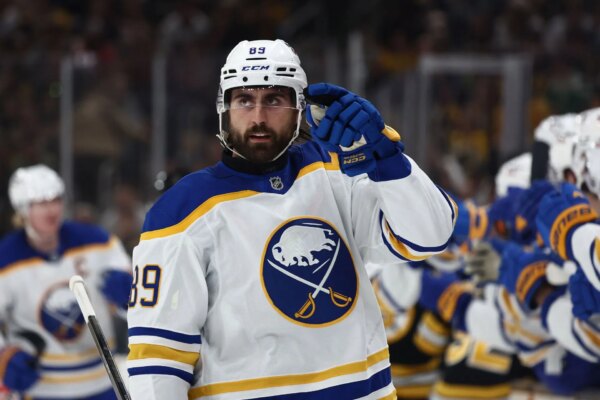 “Eles aprovaram o contrato de Byran para quê?” O mundo da NHL reage quando o GM do Sabres confirma a saída de Alex Tuch