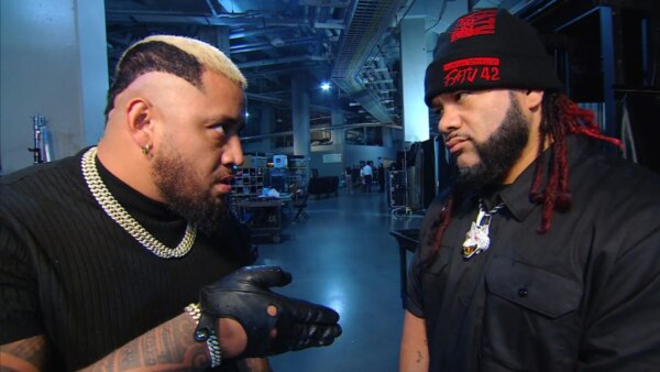 3 indicações claras da WWE de que Solo Sikoa retornará à linhagem de Roman Reigns
