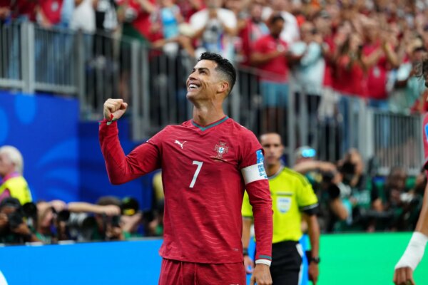 Cristiano Ronaldo se torna o maior artilheiro de Portugal em Copas do Mundo da FIFA após dois gols no primeiro tempo contra o Uzbequistão