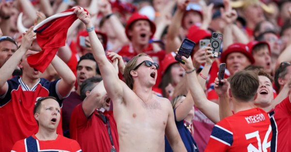 Torcedores noruegueses tomam conta do estádio do New York Mets antes do último confronto da fase de grupos da Copa do Mundo da FIFA contra a França