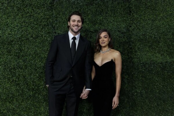 “Incrivelmente pretensioso”, “Nome do meio é bobo”: os fãs da NFL zombam de Josh Allen e Hailee Steinfeld ao revelar o nome da filha 2 meses após o nascimento