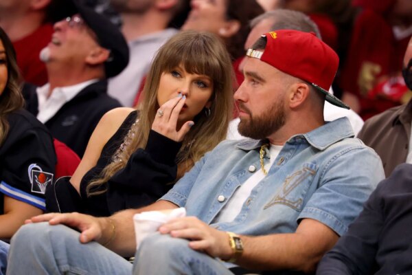 “Taylor Swift provavelmente rindo disso também”: fãs da NFL reagem a Travis Kelce atirando uma arma de bolha no show de Chris Lake