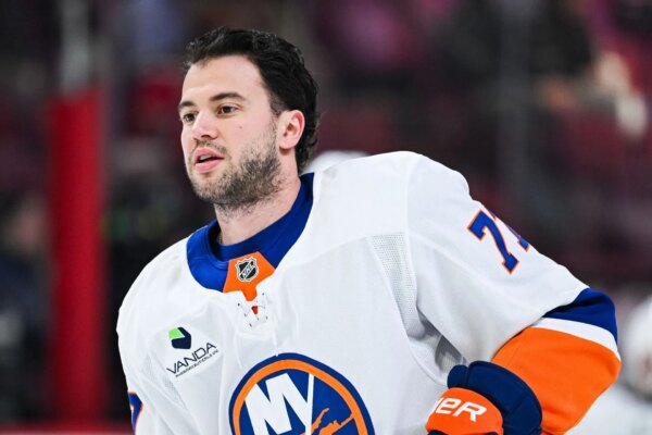 Tony DeAngelo, dos Islanders, tem uma reação hilária ao fato de Elliotte Friedman quebrar sua extensão de contrato
