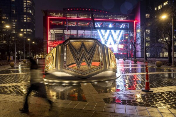 Campeão da WWE anuncia que agora se casou com estrela feminina no SmackDown