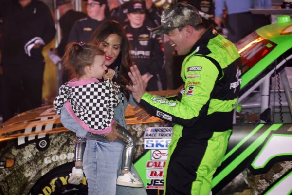 Samantha Busch compartilha um vídeo saudável de Lennix praticando a icônica celebração do arco de seu pai Kyle Busch