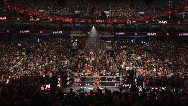 Estrela ferida afirma ser pai da WWE e envia desejos