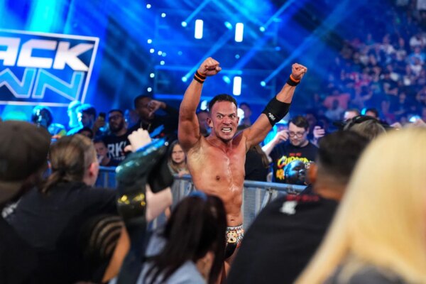 2 razões pelas quais Ricky Saints deveria vencer o WWE US Championship e 2 razões pelas quais ele não deveria