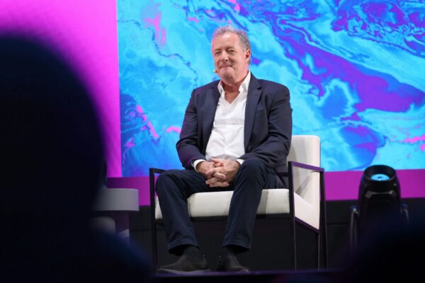 O que Piers Morgan disse sobre Mark Levin no programa de Tucker Carlson? O apresentador de rádio chama ambos de “idiotas que odeiam a América”