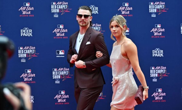 ‘Essa é a nossa rainha do Texas’ – as esposas da realeza reagem ao visual estiloso de cowgirl da esposa de Bobby Witt Jr., Maggie, no show de Ella Langley