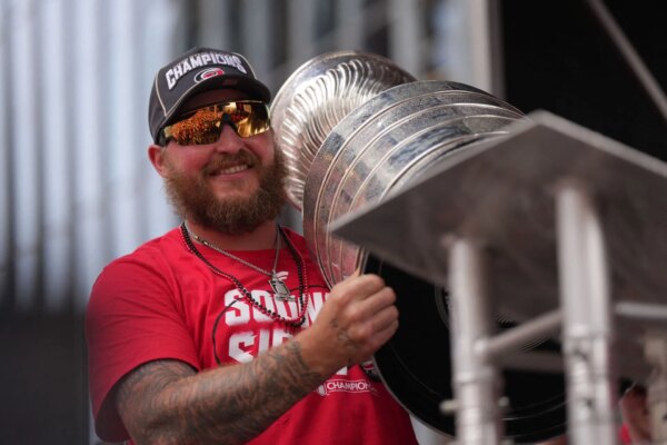Os fãs da NHL reagem quando os Hurricanes anunciam a extensão do contrato de Nic Deslauriers durante o desfile da Stanley Cup