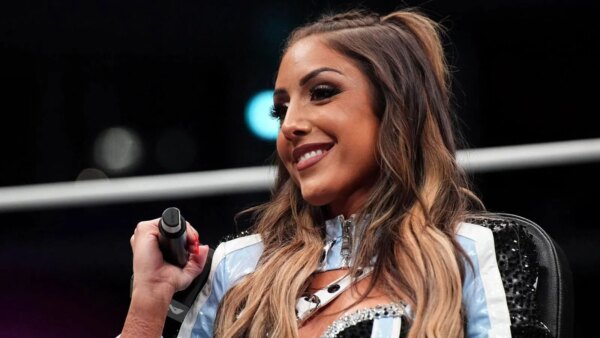 Britt Baker envia uma mensagem emocionante ao ex-parceiro em meio à ausência da AEW