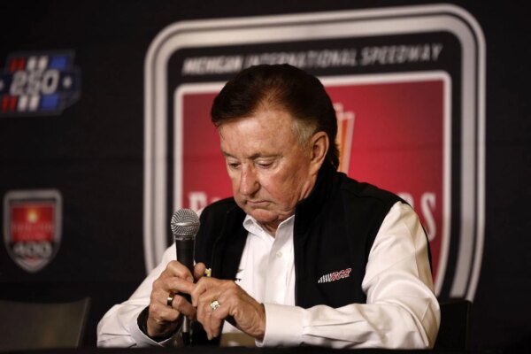 Richard Childress contém as lágrimas após a emocionante vitória de Austin Hill em San Diego: “Temos Kyle em nossos corações”