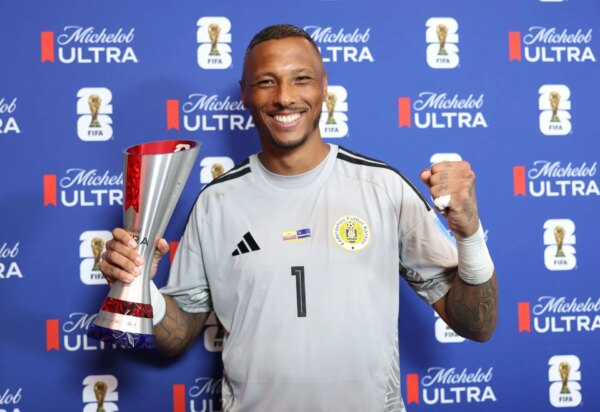 O goleiro de Curaçao, Eloy Room, bate recorde da Copa do Mundo da FIFA após 15 defesas no empate de 0 a 0 com o Equador