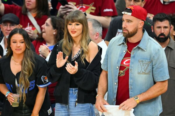 “Ela é tão performática”, “Circo de relações públicas encenado”: ​​os fãs da NFL reagem a Taylor Swift, Travis Kelce informando aos convidados “absolutamente nenhum presente” para seu casamento