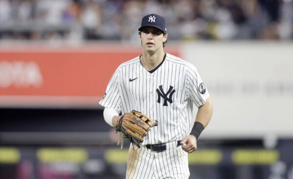 O fenômeno dos Yankees, Spencer Jones, ganha o apelido de super-herói da DC da namorada Ava após um home run marcante