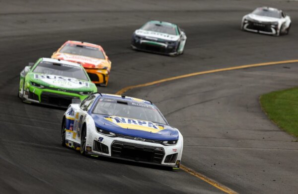 Chase Elliott, Connor Zilisch e outros rivais da NASCAR compartilham suas escolhas de veículos militares em um divertido bate-papo em San Diego