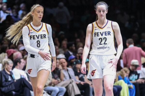 “AT IS WASHED WANNABE RUGBY PLAYER”: Fever Fans Troll Mercury Casal após confronto acalorado com Caitlin Clark, Sophie Cunningham
