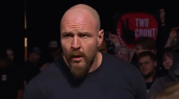 Nome da AEW reage após veterano da WWE ameaçar espancar Jon Moxley
