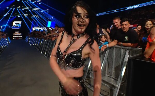 Paige derrota estrela altamente subestimada em sua primeira luta de simples da WWE em 3.125 dias no SmackDown