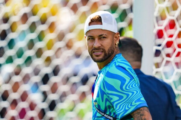 Neymar compartilha atualizações enquanto luta para jogar a última partida do Brasil na fase de grupos da Copa do Mundo da FIFA contra a Escócia